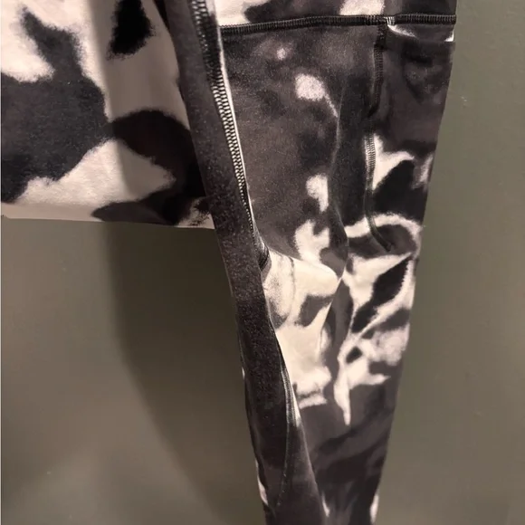Under Armour High Rise Tie Dye Leggings Black White Ink Wash Size Large - Picture 11 of 15